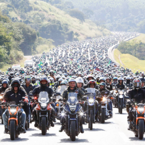 Több ezer motorossal vonult fel Jair Bolsonaro, a brazil elnök