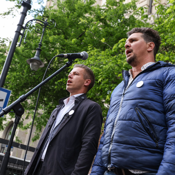 Magyar Péter egy bevándorláspárti Soros-szervezet színpadán tüntetett