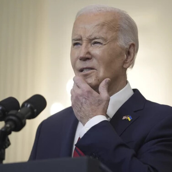 Újabb kínos baki: Joe Biden azt is felolvasta, amit nem kellett volna