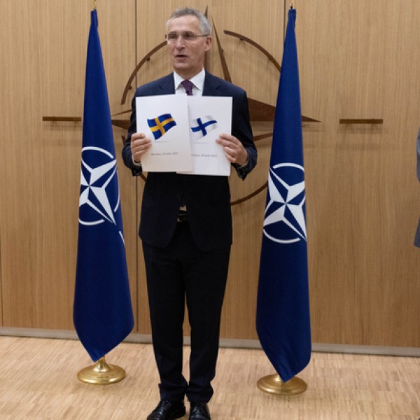Döntött a NATO: A lehető leggyorsabban csatlakozhat Svédország és Finnország