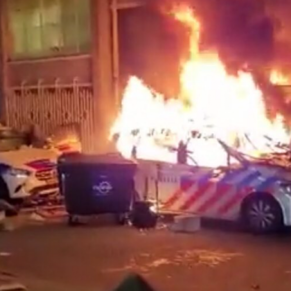 Koronavírus: Elszabadult a pokol Hollandiában - égnek a rendőrautók, két embert lelőttek