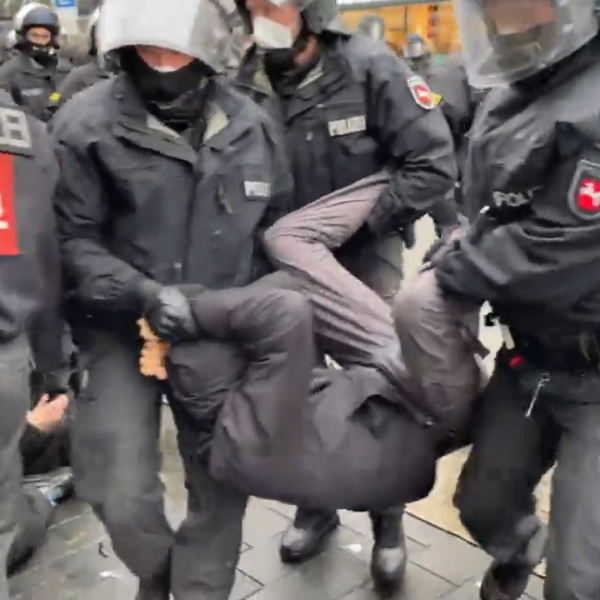 Földhöz vágták a német rendőrök az Antifákat Hannoverben (Videó)