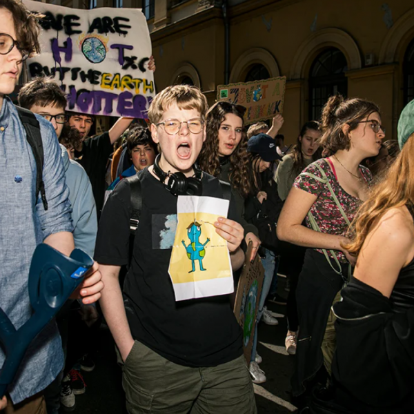 Greta Thunberg magyar követői a Kossuth téren tomboltak Tordai Bence vezetésével