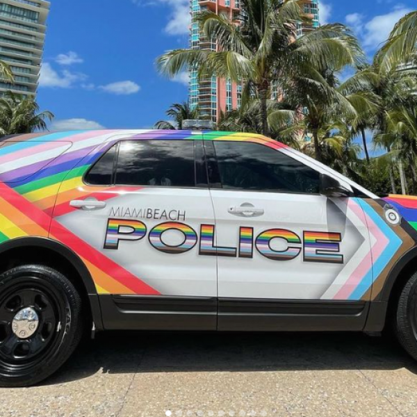 Szivárványos járőrkocsival mentek a rendőrök a pride-ra Miamiban