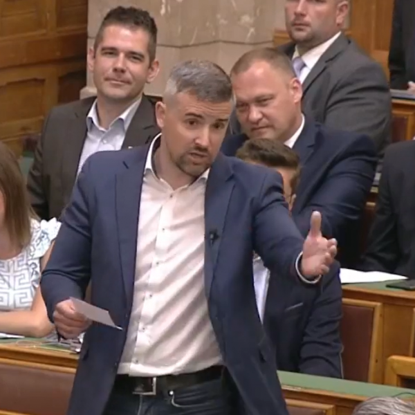 Jakab: Még egy szót se szóltam, de már fújoltak a Fidesz agymosott képviselői