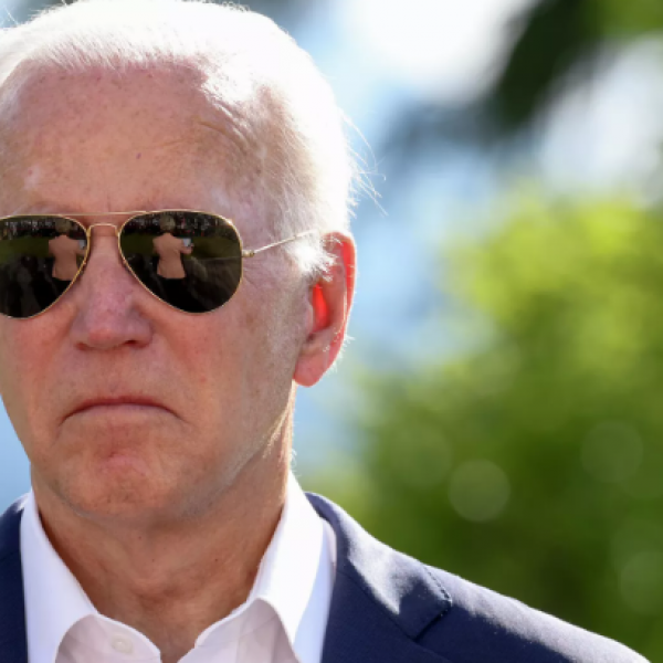 Biden most a zakójával harcolt meg a szemüvegével (Videó)