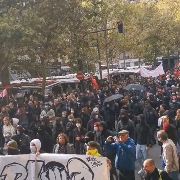 Százezren tüntettek Franciaországban az energiaválság miatt és Macron ellen