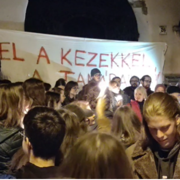 A Kölcsey gimnázium előtt vergődnek a diákok - tüntetnek a kirúgott tanárok miatt