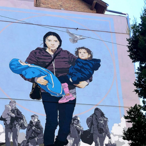 Hatalmas falfestmény állít emléket az ukrajnai menekülteknek Erzsébetvárosban