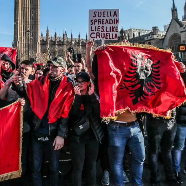 Albánok lepték el a londoni Westminstert, mert a brit belügyminiszter "inváziónak" nevezte az inváziójukat
