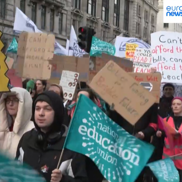 Több ezer tanár és dolgozó tiltakozott Londonban az évtized legnagyobb munkabeszüntetésén