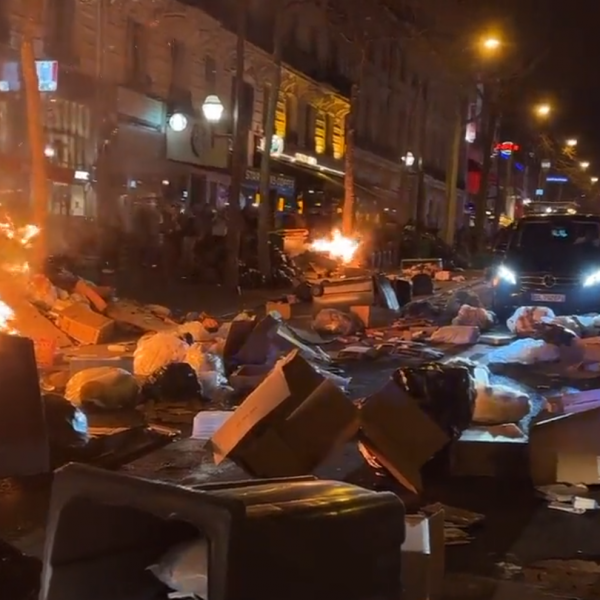 Brutális jelenetek Párizsban - a tüntetők meg akarják rohamozni az elnöki palotát (Videók)