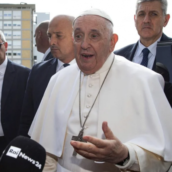 Ferenc pápa elhagyhatta a kórházat, még viccelődött is
