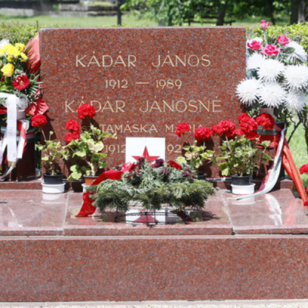 Néhány lepukkant kommunista megkoszorúzta Kádár sírját