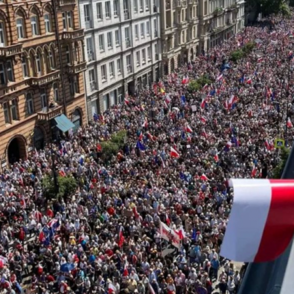 Tömegtüntetés Varsóban