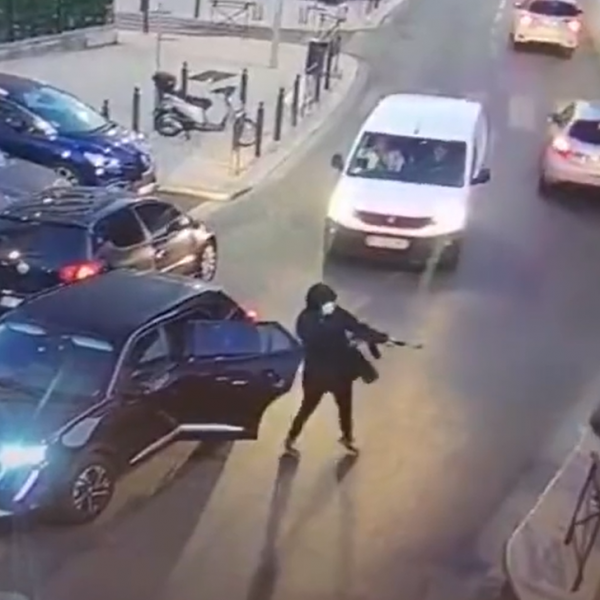 Nyílt utcán lőttek agyon két embert Marseille-ben (Videó 18+)