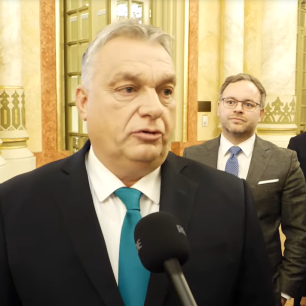 A 444 megszólította Orbán Viktort - zavarba is jött a bohóc riporterük (Videó)