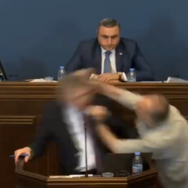 Ököllel ütötték a szónokot a grúz parlamentben az ügynöktörvény vitáján (Videó)