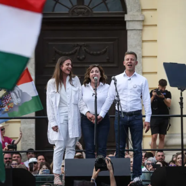 Debrecenben tüntet anyák napján Magyar Péter – övcsatos plakátokkal várták a helyiek