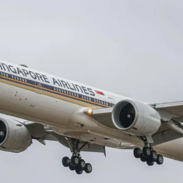 Egy utas meghalt, legalább harmincan megsérültek egy Londonból Szingapúrba tartó repülőgépen