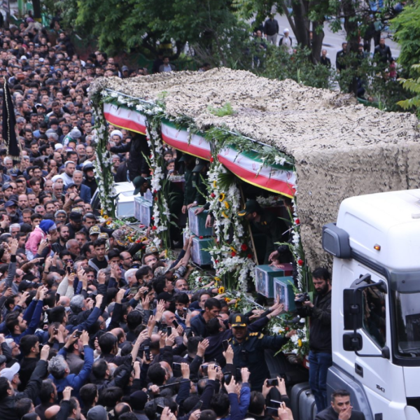 Tömegek jelentek meg a helikopter-balesetben elhunyt iráni elnök gyászszertartásán