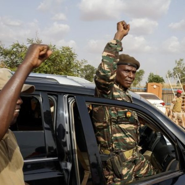 Franciaország kivonja a katonáit Nigerből
