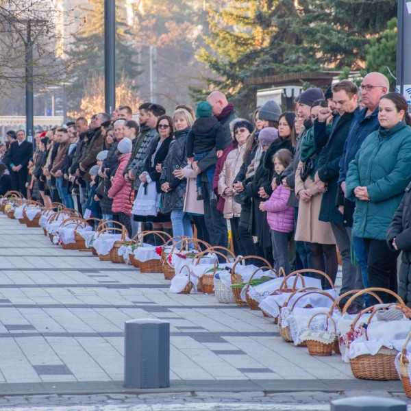 Ezrek énekelték a magyar és a székely himnuszt Csíkszereda főterén húsvétvasárnap