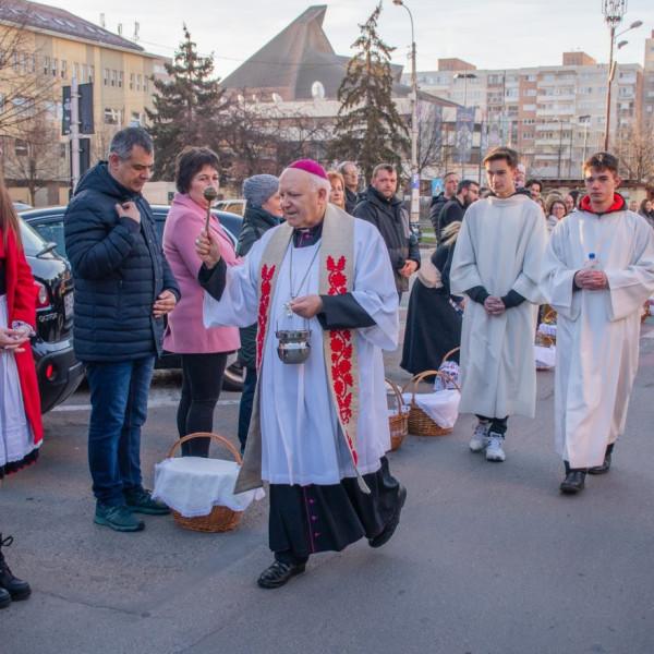 Ezrek énekelték a magyar és a székely himnuszt Csíkszereda főterén húsvétvasárnap