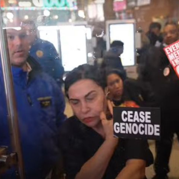 Hamburger helyett paprikaspray-t kaptak a new york-i tüntetők
