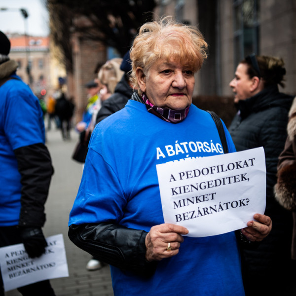 DK-s nyugdíjasok vergődnek a bíróságnál, Varju elvtársat elítélhetik