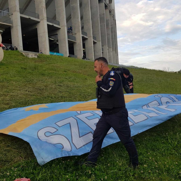 A román rendőrök elvették az FK Csíkszereda szurkolóitól a székely zászlót