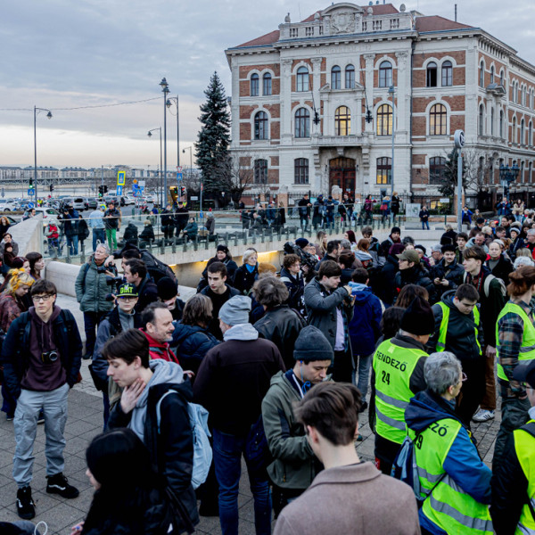 Folytatódik a patkányok lázadása: 100 tüntető bohóckodik Budapesten