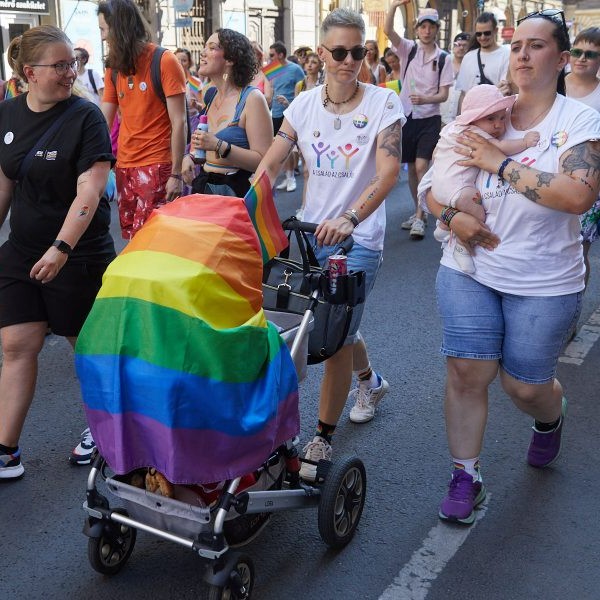 Hisztizik az LMBTQ-lobbi, mert az olaszok meg akarják védeni a gyerekeket