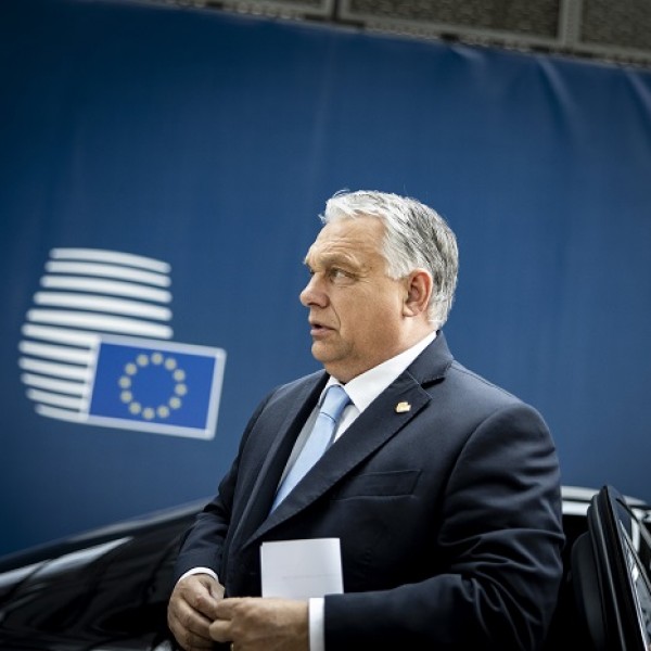 Politico: Orbán felkészül az összecsapásra