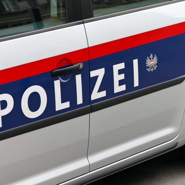 A nyílt utcán lőttek agyon egy férfit Ausztriában, Magyarországon fogták el a menekülő gyanúsítottat