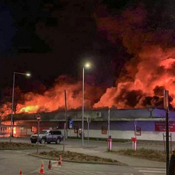 Óriási lángokban áll a szentendrei Spar, pusztít a tűz - Fotók
