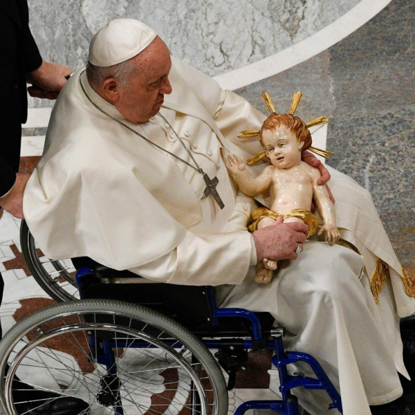 Ferenc pápát kórházba szállították