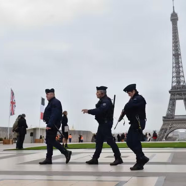 Az olimpia zászlójának égetésével indult Párizsban a május elsejei tüntetés