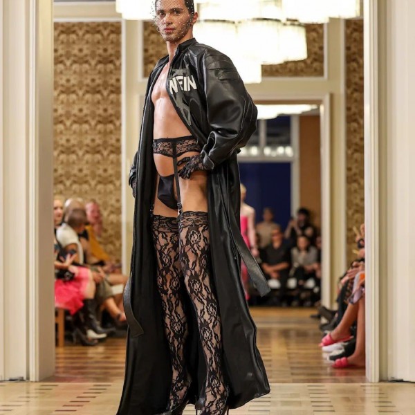 Botrány a berlini Fashion Week-en: provokatív ruhákkal gyalázták a kereszténységet
