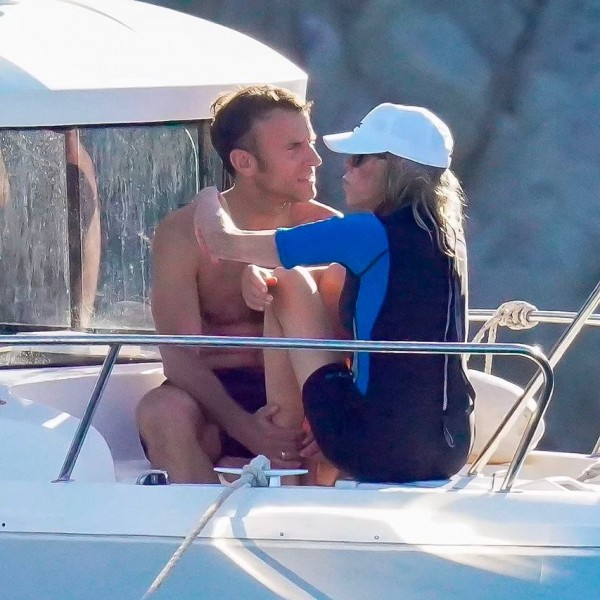 Macron és a 70 éves felesége Dél-Franciaországban nyaraltak, napoztak egy jachton
