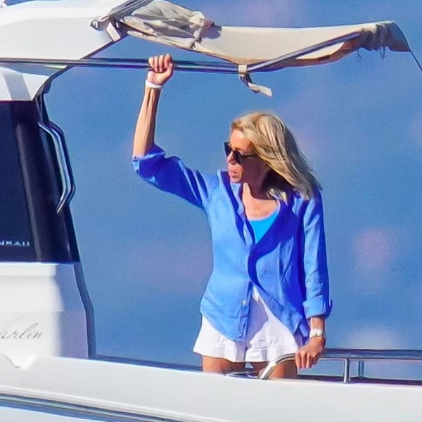 Macron és a 70 éves felesége Dél-Franciaországban nyaraltak, napoztak egy jachton