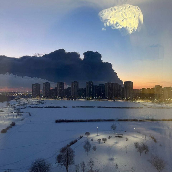 Óriási tűz pusztít Szentpéterváron (Videó)