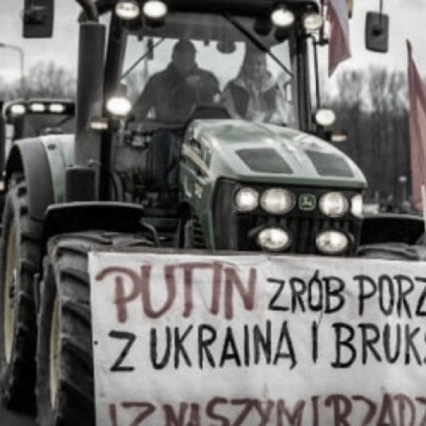 A lengyel rendőrség őrizetbe vette a lengyel gazdát, aki Putyiynnak üzent egy transzparensen
