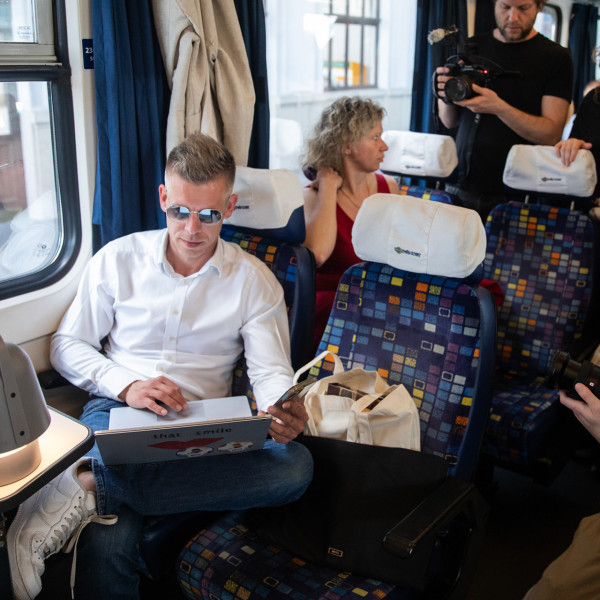 Poloska Péter vonatra ült, testőrök őrzik