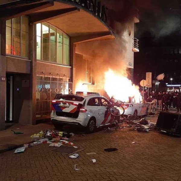 Koronavírus: Elszabadult a pokol Hollandiában - égnek a rendőrautók, két embert lelőttek