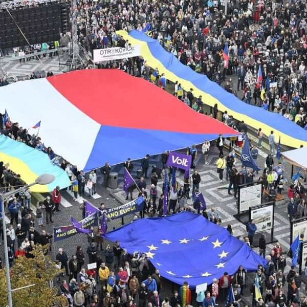 Tízezrek tüntettek Prágában Ukrajna mellett