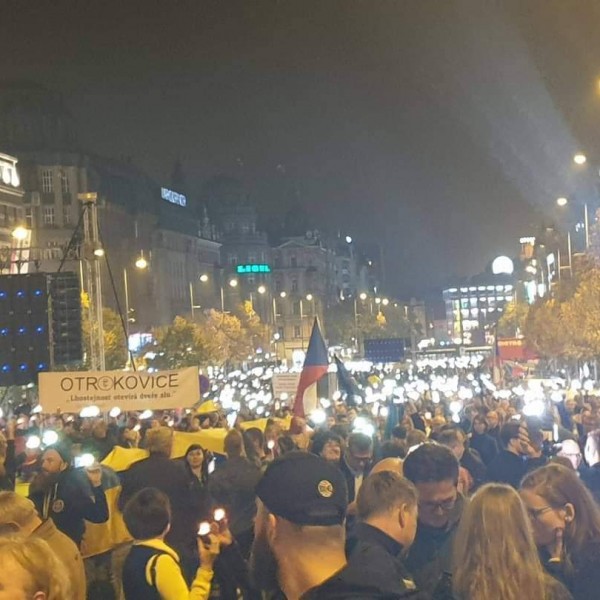 Tízezrek tüntettek Prágában Ukrajna mellett