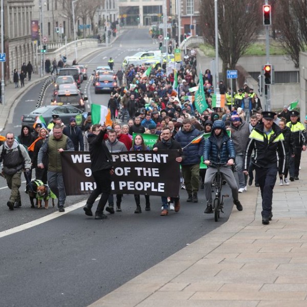 Folytatódtak a migránsellenes tüntetések Dublinban - az ír miniszterelnök szélsőjobboldalinak nevezte a tiltakozókat