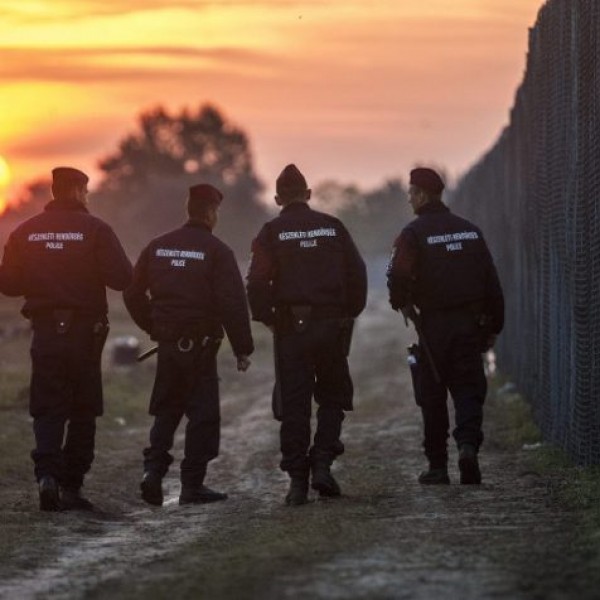 Több mint 1400 határsértő ellen intézkedtek a rendőrök a hétvégén