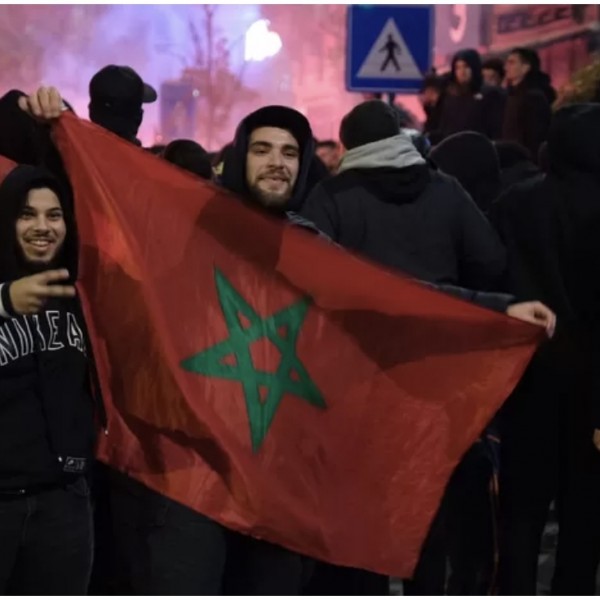 Brüsszel belvárosát ellepték a marokkóiak - fáklyákkal dobálják a rendőröket (Fotók)